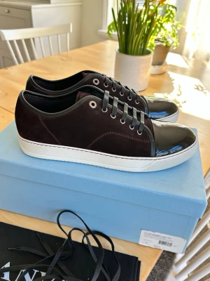 Lanvin Cap Toe - Helt nya. En metallbit till hål där snöret går igenom har lossnat (SE SISTA BILDEN), går att limma själv eller hos skomakare. Box, dustbag & snören tillkommer. !!SÄLJES AV PRIVAT PERSON !!