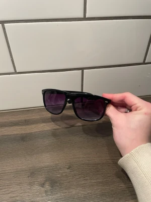 Rayband boyfriend - Snygga svarta solglasögon med klassisk rak båge, sitter exakt som rayband boyfriends 