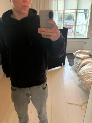 Marinblå hoodie i frotté  - Säljer en blå frotté hoodie från East west! Strl L, jag är ca 182 och väger runt 75 kg!