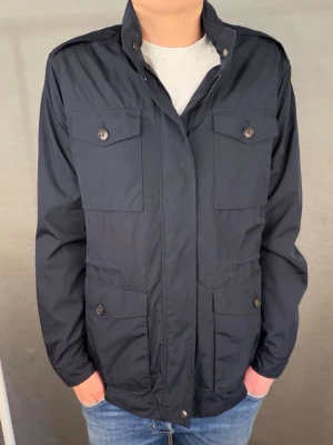 Fieldjacket massimo dutti M - Säljer denna sjukt snygga vårjacka från massimo dutti ! Size M. Modellen är 180cm. Jackan passar ca 185cm bäst! Skick 9/10 inga fel eller skador! Hör av dig vid intresse 🤩