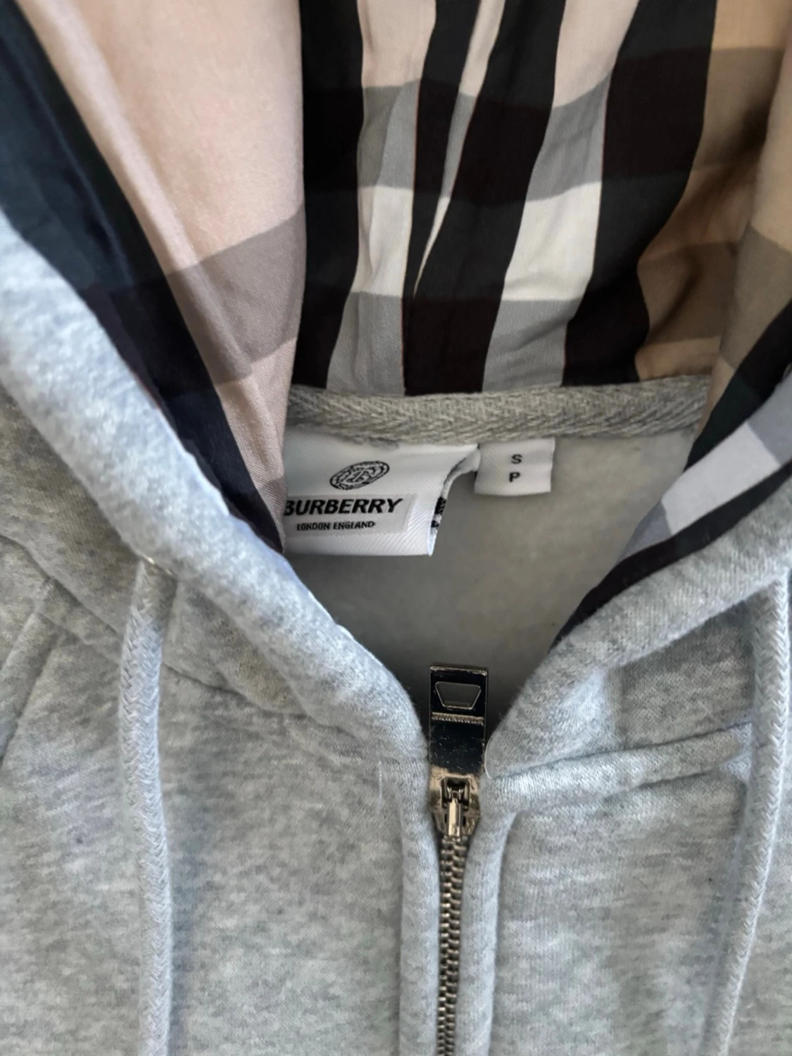 Grå hoodie från Burberry med dragkedja - 1
