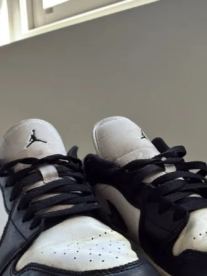 Jordan 1 low - Jordan air one från Nike - svart vita. Har även box till! Tveka inte på att höra av er vid funderingar - eller på att ge prisförslag🚨🚨🚨