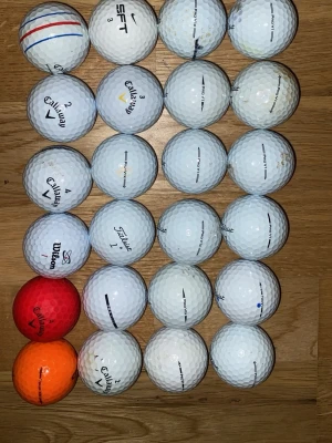 Samling golfbollar från Callaway m.fl. - Säljer ett blandat set med 20 golfbollar från märken som Callaway, Titleist, Wilson och SFT . Flera bollar är vita, en är röd och en är orange. Perfekt för dig som vill fylla på golfbagen med olika bollar till träningen eller rundan.