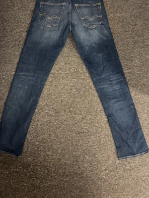 Replay Grover Jeans  - Blåa replay Grover Jeans i Stl 30-32 Straight fit. Använda  2 gånger vad jag minns, Max 3. Toppenskick, inga slitningar alls. 