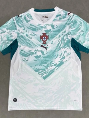 Portugal fotbollströja Puma mint - Snygg Portugal fotbollströja från Puma i mintgrönt och vitt med vågigt mönster. Tröjan har korta ärmar, rund hals och Portugal-emblem på bröstet. Tillverkad i lätt och ventilerande material, perfekt för träning eller match. Du kan bestämma vilken storlek du vill ha!!! Det kan ta upp till 15-20 dagar för tröjorna att komma!!!