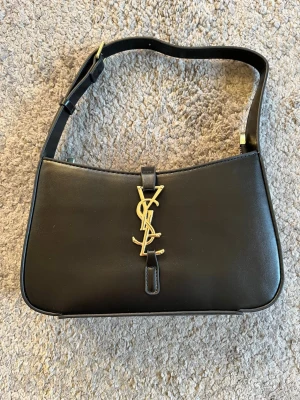 Svart väska  - Snygg svart handväska perfekt för sommaren 