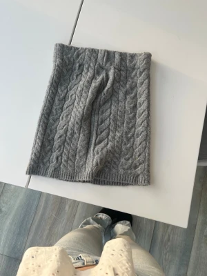 Kjol - Säljer en grå kjol i mjukt material. 