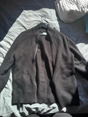 Svart ribbad kofta från Samsøe  - Säljer en svart ribbad kofta från Samsøe. Nypris är ca 2000, säljer för 1300. Tröjan är i extremt bra skick, bara använd ett fåtal gånger. Om ni vill meddela eller förhandla om priset är det bara att skicka ett meddelande. Kan även mötas upp i Stockholm för snabb affär!