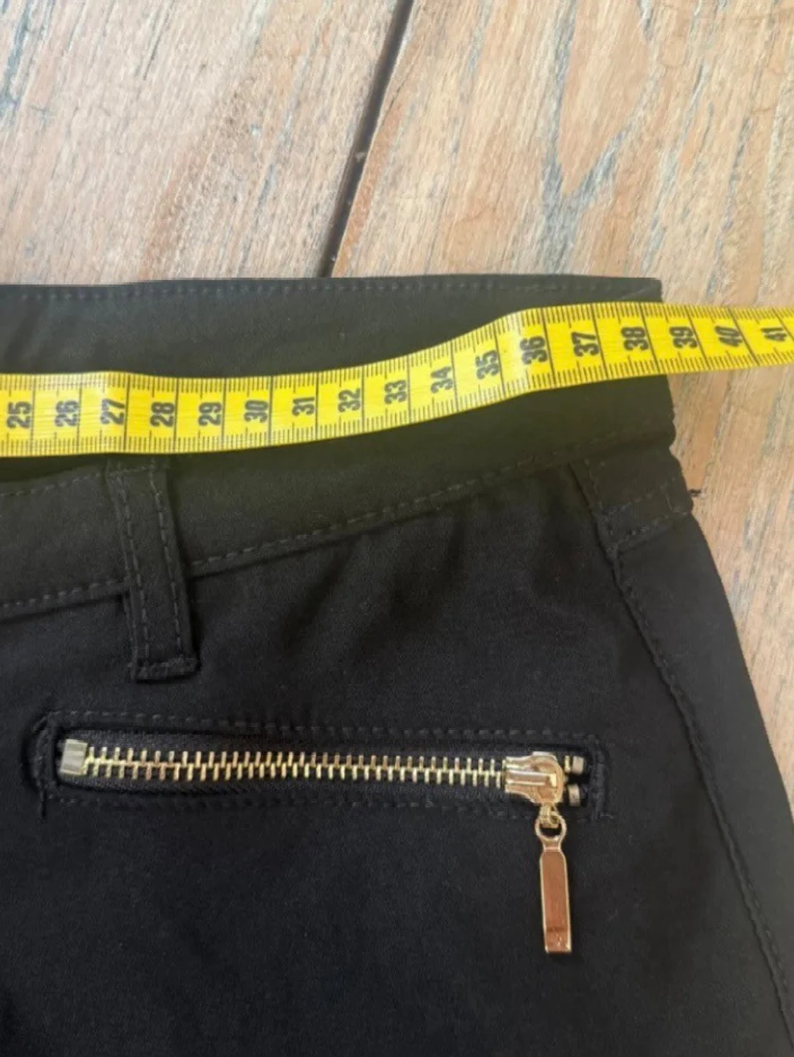 Svarta jeans med gulddragkedjor - 2