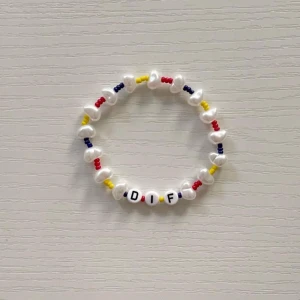 Djurgården Armband 💙❤️💛 -  Djurgården Armband 💙❤️💛 Nu går det att beställa dessa DIF armband! De är handgjorda av oss med elastisk tråd och är därför justerbara. Man kan själv bestämma vad för text/namn det ska vara och hur armbandet ska se ut! 