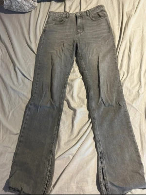 Jeans med slits - Snygga grå jeans med slits Klassisk femficksdesign som ger det lilla extra. Den tvättade finishen ger en clean men trendig vibe perfekta till både vardag och fest ✨ Så fina med en stickad tröja och boots eller en tight topp och klackar.(ifrån Gina tricot) 