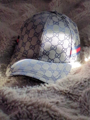 Grå keps med blåa och röda streck  - Snygg keps, böjd botten och väldigt fint skick, använd 2 gånger 