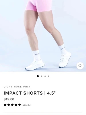 Ljusrosa träningsshorts från dfyne - Snygga ljusrosa träningstights shorts med tight passform och hög midja. Perfekta för gymmet eller löprundan. Tillverkade i ett stretchigt syntetmaterial som ger bra rörelsefrihet och komfort.