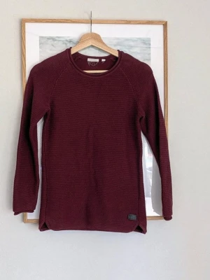 Finstickad Tröja KappAhl Storlek 134/140 - 146 -  I jättefint skick.  - Använd 1 gång jag hittar bara trådskavank som på sista bilden 2 likadana på rygg och nån mindre på axel, någon till kan förekomma då det är en stickad tröja men de går säkert att dra till från insidan. Lite trådfransar från lappar finns i nacke . - 100% bomull. - Storlek 134/140 rekommenderas till 140 / 146 då det är oversizetröja. - Slits på sidorna längst ner och bara några få centimeter. Jag kan ha missat någon miniskavank men jag har försökt att granska så gott det går