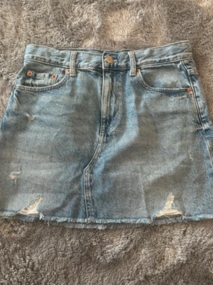 Ljusblå jeans kjol från Zara  - köpt på Zara, storlek 158/Xxs. Helt ny aldrig använd. Perfekt till sommaren och snygg att ha till skolavslutningen. 