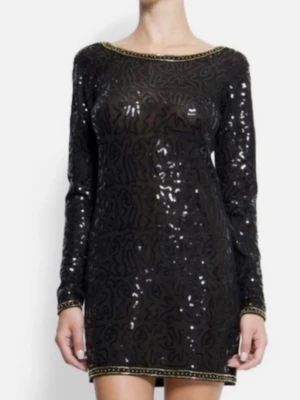 Svart paljettklänning med öppen rygg - Snygg svart MNG kortklänning med paljetter och dekorativa gulddetaljer vid hals, ärmslut och nederkant. Klänningen har lång ärm och en djup öppen rygg med knytband upptill. Perfekt för dig som vill sticka ut med en glittrig look. Slutsåld direkt.
