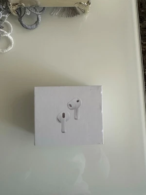 Apple AirPods 3rd Gen  - Säljer ett par Apple AirPods 3rd Generation. Trådlösa in-ear hörlurar i vit färg med stilren och kompakt design. Perfekta för musik, samtal och träning. Levereras i originalförpackning med laddningsetui. Passar till både iPhone och andra enheter med Bluetooth.