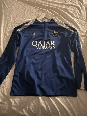 Psg tracksuit - Snygg marinblå psg tracksuit. Använd Max 2/3 gånger, super bra skick. Säljer eftersom jag har flera andra.