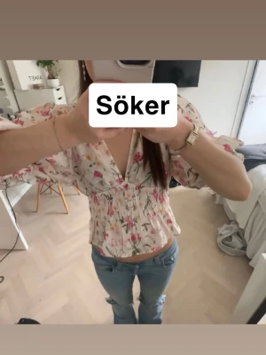 Blommig blus - SÖKER denna jättefina blusen i storlek XS från H&M hör gärna av dig om du vill sälja!🥰 