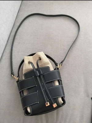 Hm väska - Säljer denna jättefina och trendiga hm väska. Den är helt oanvänd och slutsåld utan defekter. 💕💕