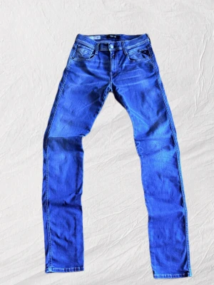 Replay Anbass Hyperflex w30 - Säljer ett par riktigt schyssta replay Anbass hyperflex jeans⚡️ Jeansen har inga defekter - inga fläckar - inga hål - ingen dålig lukt ( kommer från djur och rökfritt hem🚭🐾) Jeansen är nyskick, då den knappt är använd✨🌟  W30 L34 passar nån som är ca 180-185cm lång!  Gåvor medföljer vid köp utan bud🎁💝  Tveka inte att ställa frågor vid minsta funderingar💬