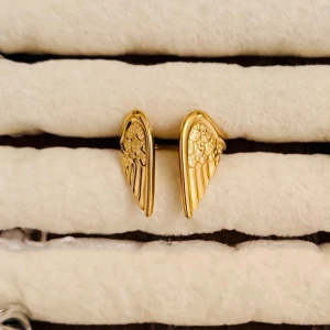 Guldiga ring med vingeform - Snygga ring i guldfärg med form av änglavingar och fina detaljer. Perfekta för dig som vill ha något unikt och stilrent i smyckeskrinet. Passar till många olika looks och ger en cool touch till din outfit.