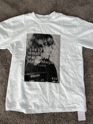 Vit t-shirt med tryck - Vit t-shirt med tryck på framsidan. Aldrig använd Storleken sitter som L kan även passa XL, skriv gärna vid frågor.