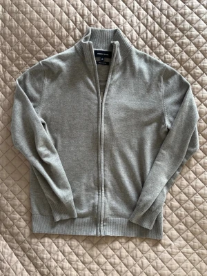 Andrew James fullzip - Säljer nu min fullzip i väldigt fint material. | Andrew James. | Väldigt fint skick som ni ser på bilderna. | Storlek S. | Släng iväg en signal vid funderingar så svarar jag snabbt. |