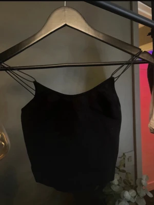 Svart ribbad linnetopp med smala band - Aldrig använd 