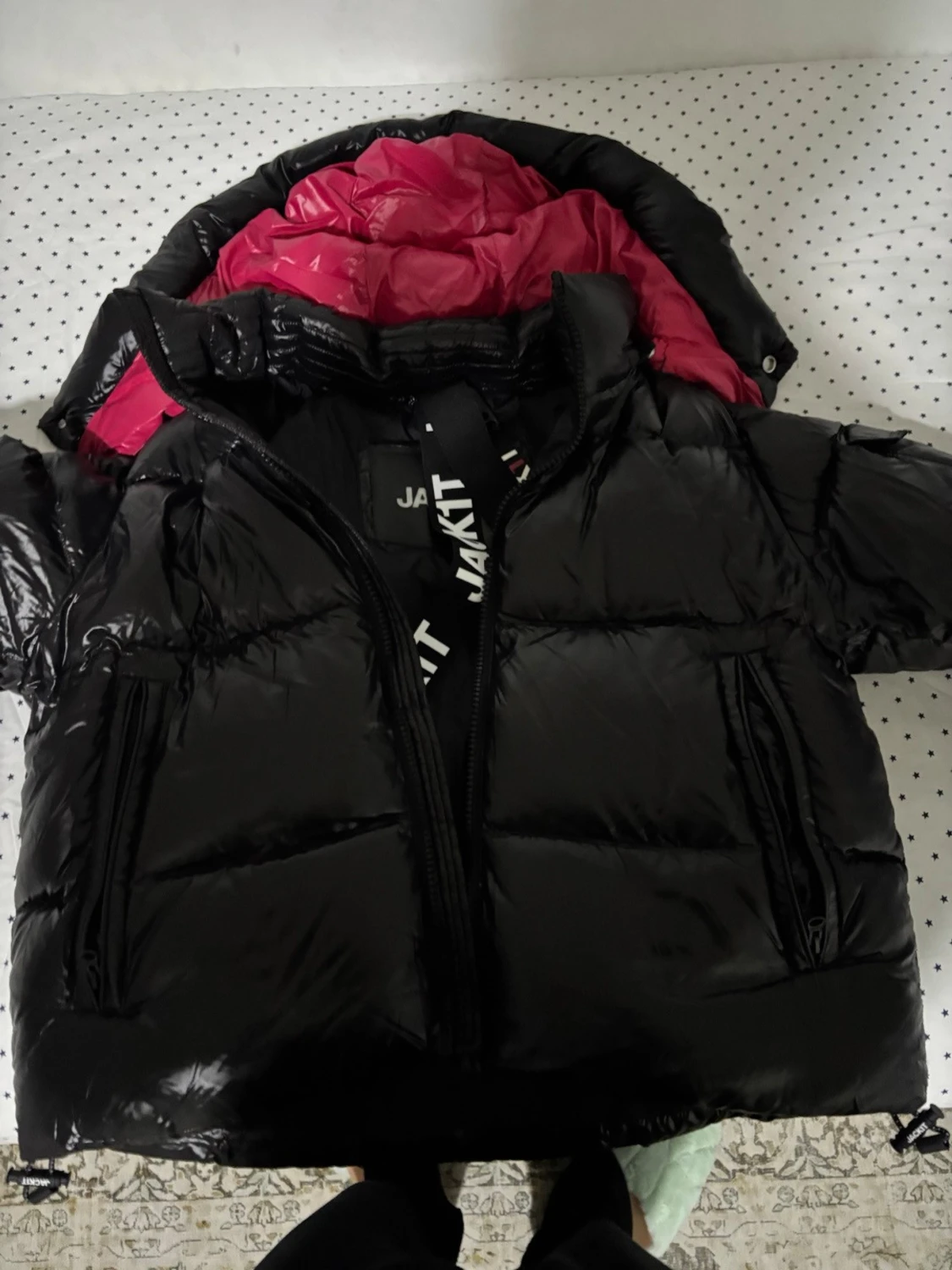 Svart dunjacka från JAKT med huva