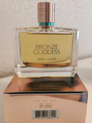 Estée Lauder Bronze Goddess Eau Fraiche EdT 100ml -  Säljer min Estée Lauder Bronze Goddess Eau Fraîche för kvinnor, 100 ml. Parfymen är helt oanvänd, endast ytterförpackningen är öppnad. Jag fick den i födelsedagspresent, men säljer till ett mycket förmånligt pris jämfört med originalpriset. Det är en fantastisk, klassisk doft som passar perfekt särskilt under sommaren.