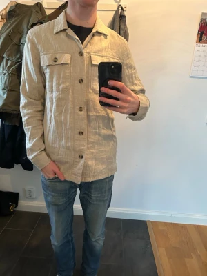 Beige overshirt från Lindbergh - En as fett beige overahirt från Lindbergh i fint skick 