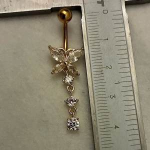 ✨ NY oanvänd navelpiercing med hänge - Kirurgiskt stål 316L  - ✨ NYTT oanvänt smycke i kirurgiskt stål! 🌸 Hållbart & Rostfritt: Slitstarkt 316L-stål som inte oxiderar eller rostar av fukt. 🌸 Säkert: Industristandard, skonsamt för läkta piercingar.  🛍️ 30 % BUNDLE-RABATT! Köp fler artiklar från min shop och få 30 % på allt! ✨ 📦 Frakt: Endast spårbart via Plick SafePay för vår trygghet.