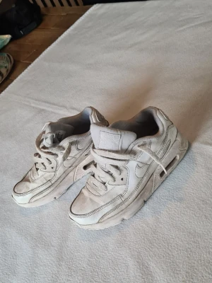 Nike Air Max storlek 35 - Nike Air Max storlek 35 . Smutsiga går säkert att restaurera och få dem vita och fina igen 