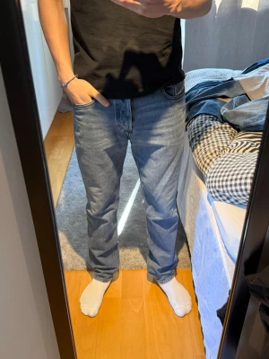 Blå raka jeans i klassisk modell från Diesel  - Säljer ett par blå jeans med rak passform och normal passform, W: 30, modellen är 185 cm och väger 74 kg. Jeansen är i mycket bra skick utan defekter.