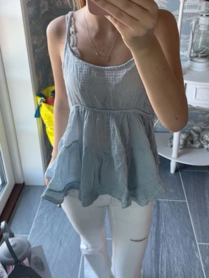 Linnetopp - En jättefin liknande babydoll topp med öppen rygg, den är lite för lång för min smak tyvärr. Står ingen storlek i men skulle säga att den passa M.