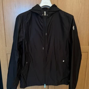 Moncler Grimpeurs Windbreaker - Äkta Moncler Grimpeurs Windbreaker - Storlek 4/L passar M - Mycket bra skick