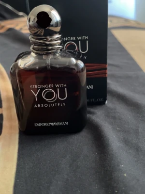 Stronger With You Absolutely - Emporio Armani Stronger With You Absolutely är en parfym med elegant mörkbrun glasflaska och silverfärgad kork. Flaskan har en stilren, maskulin design och rymmer 50 ml. Doften är intensiv och modern, perfekt för dig som vill sticka ut med en exklusiv signaturdoft.