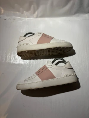 Valentino skor - Hej! Säljer nu mina skor från märket Valentino, storlek 37 bra skick, allt på bilden ingår. Tveka inte på att höra av dig om du har frågor eller funderingar kring skorna! 