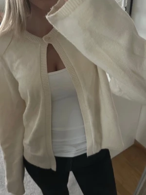 Stickad kofta - Stickad kofta ifrån Gina Tricot. Super gullig❣️❣️