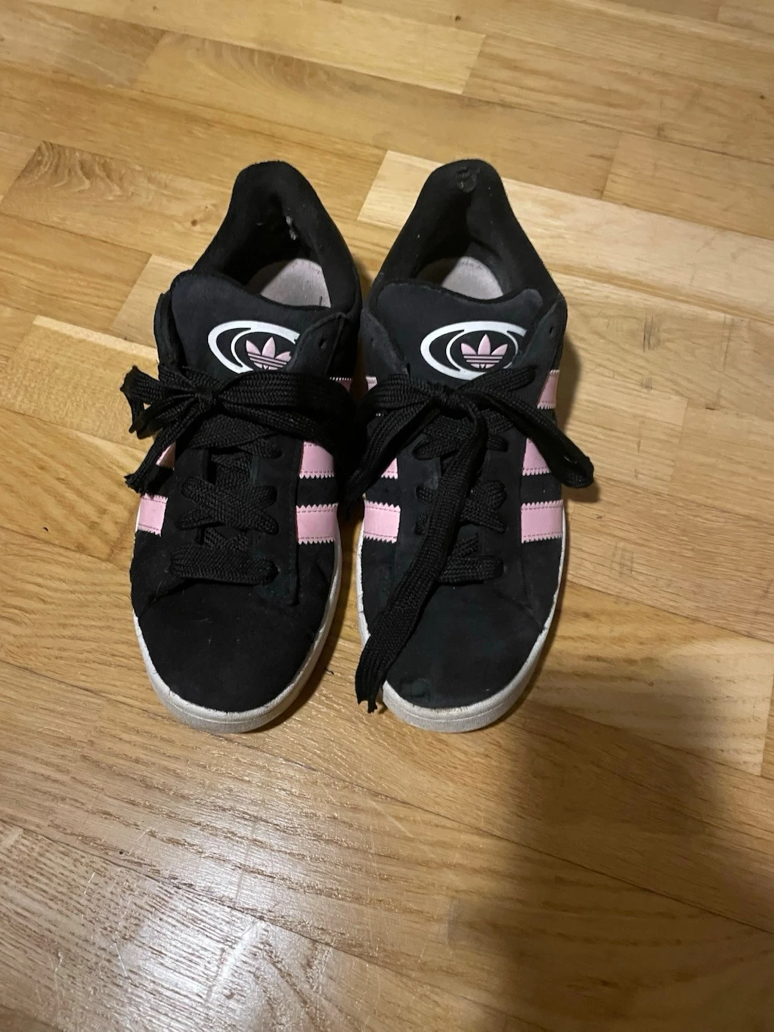 Svarta/rosa Adidas sneakers med vit sula - 4