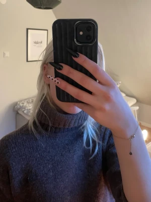 Mörkbrun polotröja från Diesel  - Säljer en mörkbrun stickad polotröja från Diesel. Tröjan har ribbstickade muddar vid ärmslut och nederkant samt en hög polokrage. Materialet ser mjukt och varmt ut, perfekt för kyligare dagar. Diskret Diesel - logga broderat på bröstet.