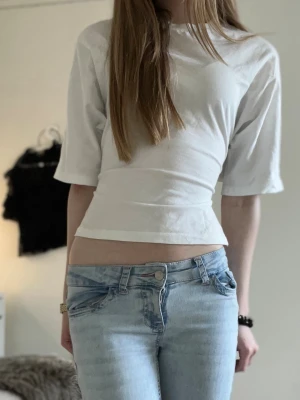 Knyt tröja - En fin tröja där man knyter därbak från Nelly! Om man tittar nära på tröjan kan man se att den är lite blåfärgad som kommer från en tvätt men syns inte från längre avstånd!💕