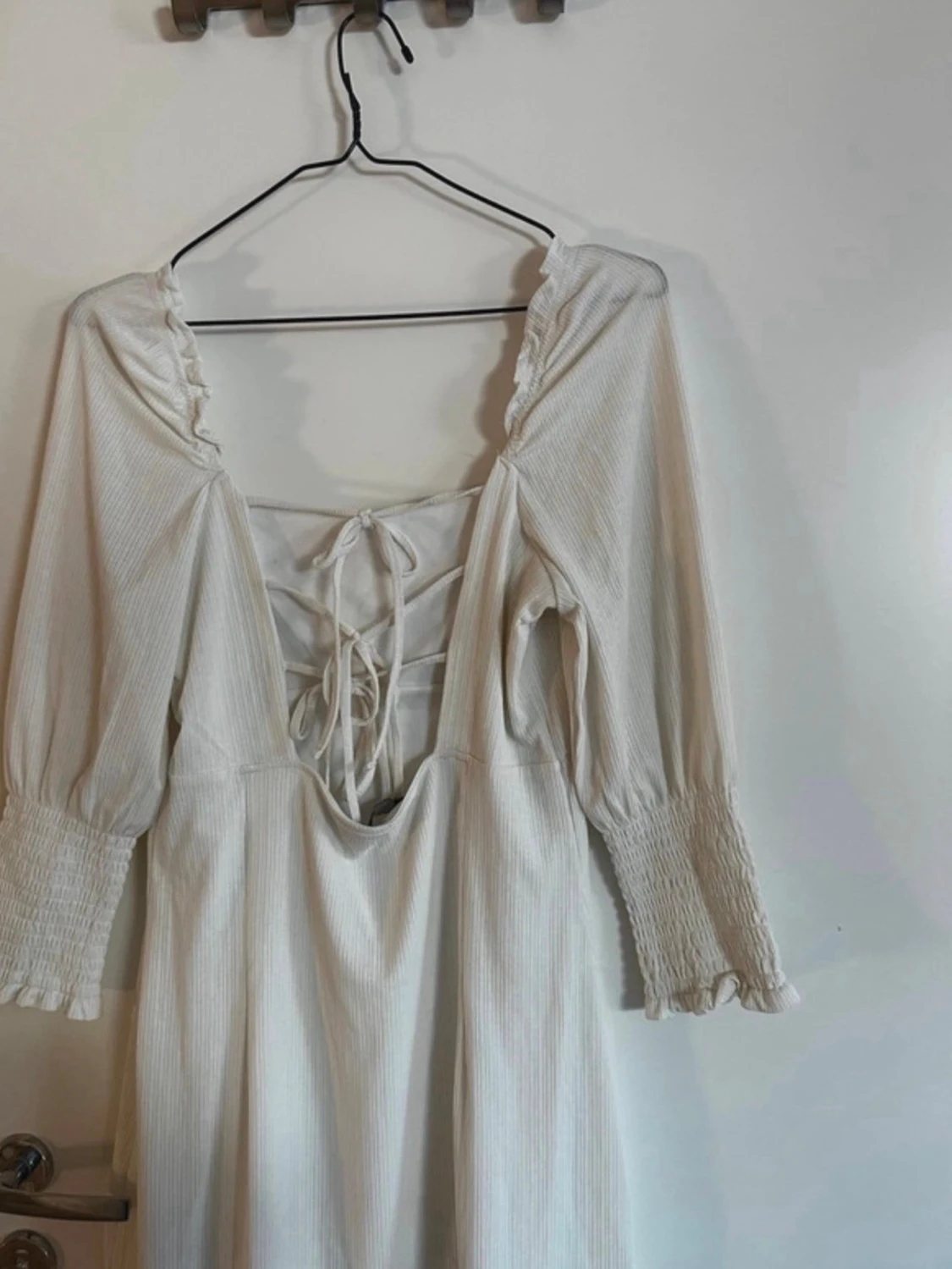 Vit kortklänning med snörning - 1