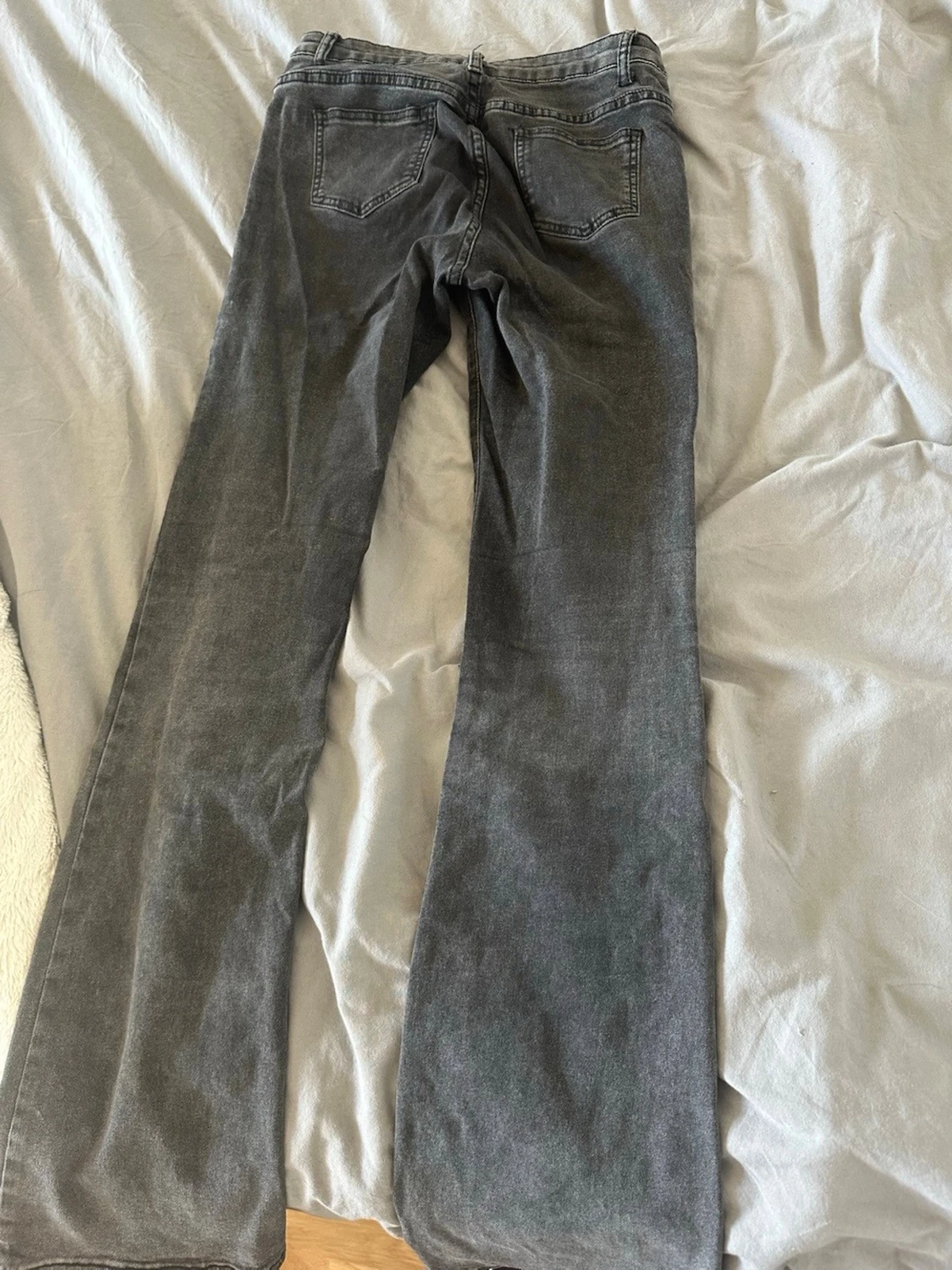 Grå raka jeans med slitning - 1