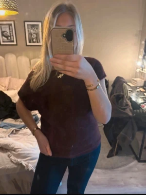 Vinröd topp från Nelly - Jätte fin topp litet hål men syns inte när den är på alls visste inte ens att de va hål innan jag skulle kolla igenom den!