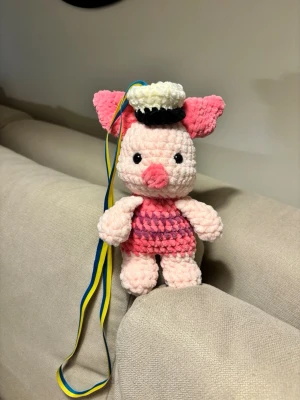 Studenthänge Nasse - Virkat av mig i mjukt garn, föreställer Nasse från Nalle Puh. Har tygband så man kan ha den runt halsen på studenten! Perfekt om du känner någon som tar studenten i år 🎁 