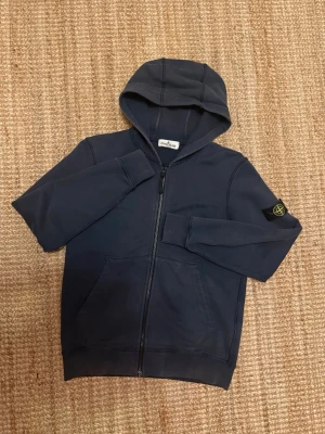 Stone Island zip hoodie - Tjena, säljer nu min Stone Island zip hoodie då jag har växt ur den för längesedan. Köpt på NK för 2000kr, skick 8/10, storlek 12-15. Pris går att diskuteras! ✅
