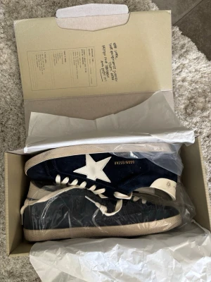 Golden goose Skor - Helt nya och oanvända!! Utmärkt skick 10/10 och extremt snygga. Säljes då dem var för små. Stl 41.5-42.5