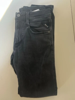 Replay Jeans - Replay Jeans storlek 31 gråa. Riktigt fina och knappt använda
